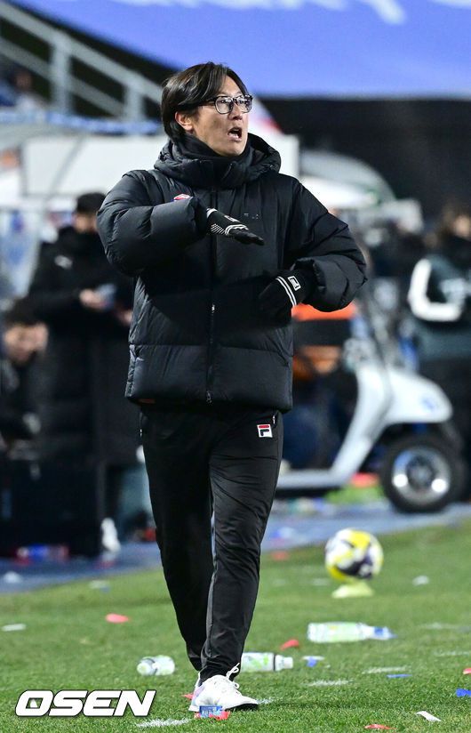 [OSEN=수원월드컵경기장, 최규한 기자] 3일 오후 경기도 수원월드컵경기장에서 ‘K리그 승강 플레이오프(PO)’1차전 수원 삼성과 제주 SK의 경기가 열렸다.이날 경기는 제주가 1-0으로 승리하며 잔류에 청신호를 켰다.후반 제주 김정수 감독대행이 작전지시를 내리고 있다. 2025.12.03 / dreamer@osen.co.kr