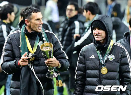 [OSEN=상암월드컵경기장, 조은정 기자] 전북현대가 끝내 정상에 섰다. 연장전 혈투 끝에 광주FC를 2-1로 꺾고 2025 하나은행 코리아컵 우승을 차지했다. 120분 동안 퇴장·부상·논란 상황이 뒤섞인 결승전이었지만, 마지막에 웃은 팀은 전북이었다.전북현대는 6일 오후 1시 30분 서울월드컵경기장에서 열린 2025 하나은행 코리아컵 결승전에서 광주FC와 맞붙어 2-1로 승리했다.K리그1 우승에 이어 코리아컵 우승까지 더블을 이뤄낸 전북의 포옛 감독(왼쪽)이 타노스 코치와 기뻐하고 있다.  2025.12.06 /cej@osen.co.kr