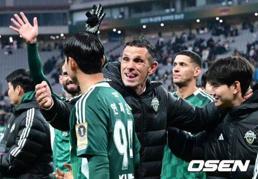 [OSEN=상암월드컵경기장, 조은정 기자] 전북현대가 끝내 정상에 섰다. 연장전 혈투 끝에 광주FC를 2-1로 꺾고 2025 하나은행 코리아컵 우승을 차지했다. 120분 동안 퇴장·부상·논란 상황이 뒤섞인 결승전이었지만, 마지막에 웃은 팀은 전북이었다.전북현대는 6일 오후 1시 30분 서울월드컵경기장에서 열린 2025 하나은행 코리아컵 결승전에서 광주FC와 맞붙어 2-1로 승리했다.K리그1 우승에 이어 코리아컵 우승까지 더블을 이뤄낸 전북의 포옛 감독이 기뻐하고 있다.  2025.12.06 /cej@osen.co.kr