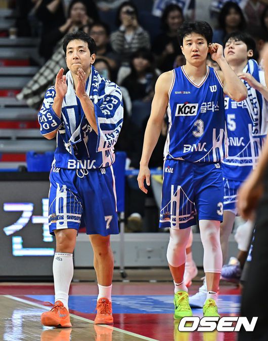 [OSEN=부산, 이석우 기자] 20일 부산 사직체육관에서 2025-2026 LG전자 프로농구 부산 KCC와 고양 소노의 경기가 열렸다.4연승의 상승세를 탄 KCC와 3연패 탈출을 노리는 소노가 서로 다른 목표를 안고 맞대결을 펼친다.부산 KCC 허훈과 허훈이 108-81로 승리한 후 기뻐하고 있다. 2025.12.20 / foto0307@osen.co.kr