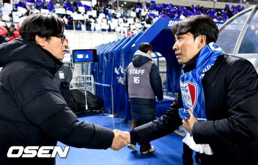 [OSEN=수원월드컵경기장, 최규한 기자] 3일 오후 경기도 수원월드컵경기장에서 ‘K리그 승강 플레이오프(PO)’1차전 수원 삼성과 제주 SK의 경기가 열렸다.K리그1 11위인 제주와 K리그2 2위인 수원의 격돌이다. 1부리그의 주인공을 정하는 이번승강 PO는 홈 앤드 어웨이 방식으로 치러진다. 3일 수원에서 1차전을 치른 뒤 7일 제주월드컵경기장으로 장소를 옮겨 2차전을 벌인다.경기를 앞두고 수원 변성환 감독과 제주 김정수 감독대행이 인사를 나누고 있다. 2025.12.03 / dreamer@osen.co.kr