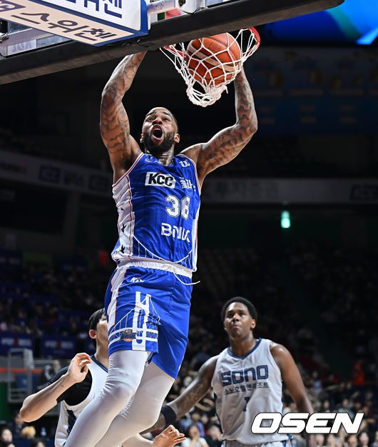 [OSEN=부산, 이석우 기자] 20일 부산 사직체육관에서 2025-2026 LG전자 프로농구 부산 KCC와 고양 소노의 경기가 열렸다.4연승의 상승세를 탄 KCC와 3연패 탈출을 노리는 소노가 서로 다른 목표를 안고 맞대결을 펼친다.부산 KCC 숀롱이 덩크슛을 성공시키고 있다. 2025.12.20 / foto0307@osen.co.kr