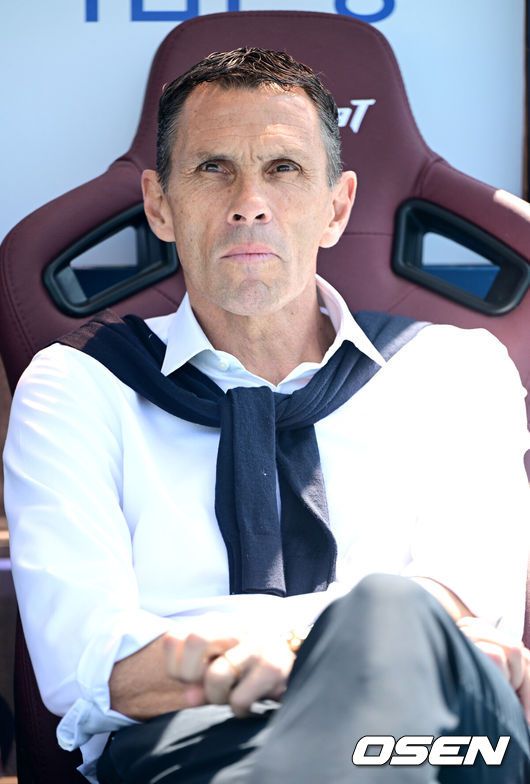 [OSEN=상암월드컵경기장, 조은정 기자] 2025 하나은행 코리아컵 전북FC와 광주FC의 결승전이 6일 서울 마포구 서울월드컵경기장에서 열렸다.시민구단 광주는 사상 첫 코리안컵 우승에 도전, 전북은 올해 K리그1 우승에 이어 두 번째 더블을 노린다.전북 타노스 코치가 벤치를 지키고 있다. 2025.12.06 /cej@osen.co.kr