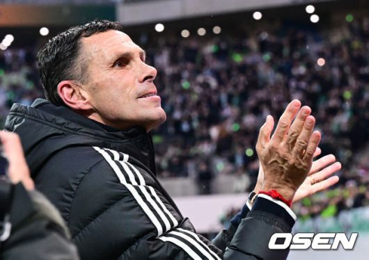 [OSEN=상암월드컵경기장, 조은정 기자] 전북현대가 끝내 정상에 섰다. 연장전 혈투 끝에 광주FC를 2-1로 꺾고 2025 하나은행 코리아컵 우승을 차지했다. 120분 동안 퇴장·부상·논란 상황이 뒤섞인 결승전이었지만, 마지막에 웃은 팀은 전북이었다.전북현대는 6일 오후 1시 30분 서울월드컵경기장에서 열린 2025 하나은행 코리아컵 결승전에서 광주FC와 맞붙어 2-1로 승리했다.K리그1 우승에 이어 코리아컵 우승까지 더블을 이뤄낸 전북 포옛 감독이 트로피를 들고 기뻐하고 있다.  2025.12.06 /cej@osen.co.kr