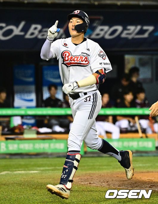 [OSEN=잠실, 지형준 기자] 17일 오후 서울 잠실구장에서 ‘2025 신한 SOL Bank KBO리그’ 두산 베어스와 키움 히어로즈의 경기가 열렸다.두산은 콜어빈, 키움은 매르세데스가 선발로 나섰다.6회말 무사에서 두산 박지훈이 좌월 솔로포를 날리며 기뻐하고 있다. 2025.09.17 /jpnews@osen.co.kr