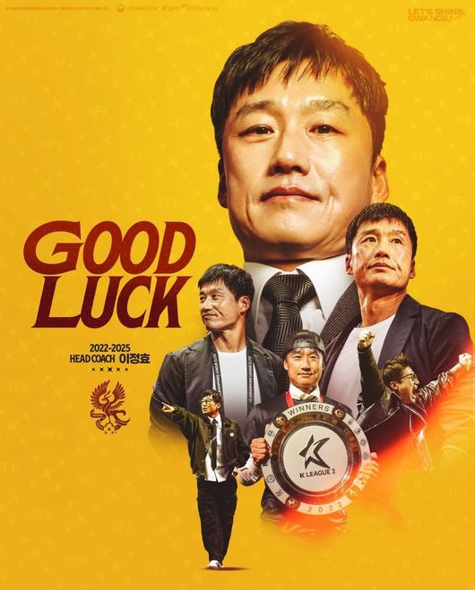 [OSEN=울산, 이석우 기자] 울산 HD가 18일 울산 문수축구경기장에서 열린 하나은행 K리그1 2025 광주FC와의 경기에서 2-0으로 승리했다.  신태용 감독 경질 후폭풍에도 승리하며 9위로 올라 섰다.울산 HD 선수들이 승리의 기념촬영을 하고 있다. 2025.10.18 / foto0307@osen.co.kr