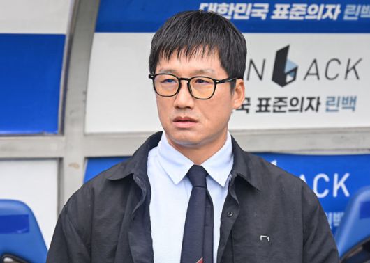 [OSEN=울산, 이석우 기자] 18일 울산 문수축구경기장에서 하나은행 K리그1 2025 울산 HD와 광주FC의 경기가 열렸다.  신태용 감독 경질을 두고 후폭풍이 몰아친 울산은 급격히 무너져 강등권까지 추락했고, 반면 광주FC는 파이널A 진출의 마지막 불씨를 살리기 위해 총력전에 나섰다.광주FC 이정효 감독이 경기를 지켜보고 있다. 2025.10.18 / foto0307@osen.co.kr