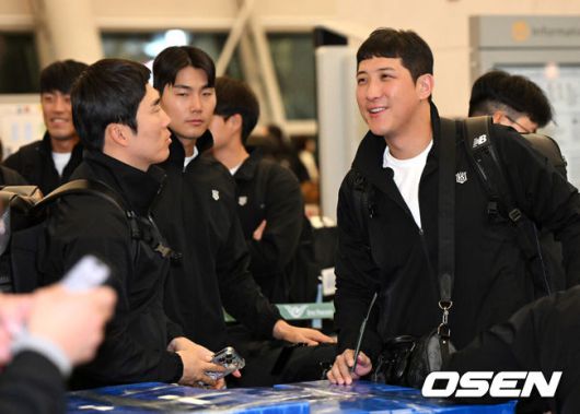 [OSEN=인천공항, 지형준 기자] KT 위즈 선수단이 26일 오전 인천국제공항을 통해 전지훈련지인 호주로 출국했다.KT 이강철호는 호주 질롱과 일본 오키나와에서 스프링캠프를 실시, 2025시즌을 향한 본격적인 담금질에 돌입한다KT 허경민, 황재균이 출국을 준비하고 있다. 2025.01.26 / jpnews@osen.co.kr