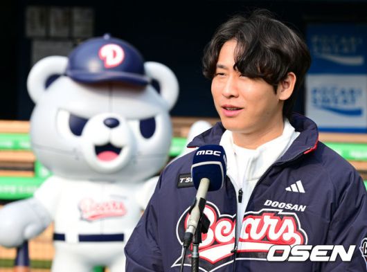 [OSEN=잠실, 지형준 기자] 프로야구 두산 베어스가 23일 오후 서울 잠실야구장에서 ‘2025곰들의 모임’을 개최했다.곰들의 모임은 한 시즌 동안 변함없는 응원을 보내준 최강10번타자 팬들에게 감사의 마음을 전하기 위해 마련된 팬 페스티벌이다.4년 최대 80억 원 초대형 FA 계약을 통해 두산으로 이적한 박찬호가 행사에 앞서 방송 인터뷰를 하고 있다. 2025.11.23 /jpnews@osen.co.kr