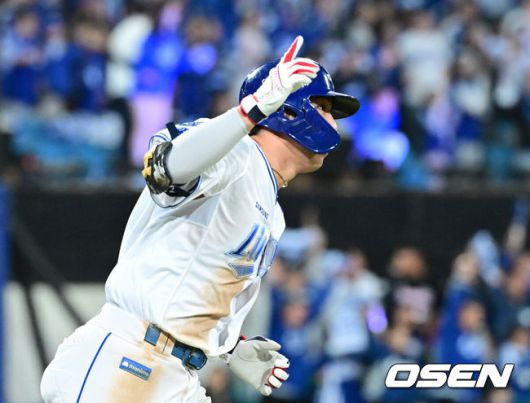 [OSEN=대구, 최규한 기자] 22일 대구 삼성라이온즈파크에서 ‘2025 신한 SOL Bank KBO리그’ 포스트시즌 플레이오프 4차전 삼성 라이온즈와 한화 이글스의 경기가 열렸다.삼성은 원태인, 한화는 정우주를 선발로 내세웠다.6회말 1사 1, 3루 상황 삼성 김영웅이 한화 김서현을 상대로 동점 우월 스리런포를 날리고 그라운드를 돌며 기뻐하고 있다. 2025.10.22 / dreamer@osen.co.kr