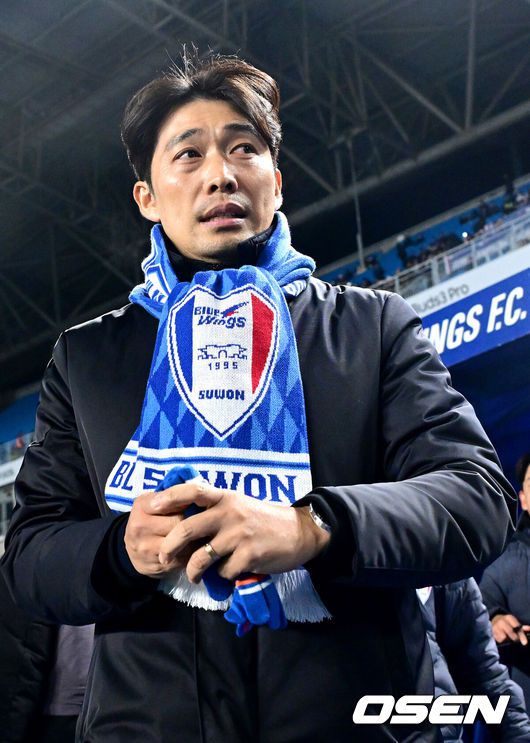 [OSEN=수원월드컵경기장, 최규한 기자] 3일 오후 경기도 수원월드컵경기장에서 ‘K리그 승강 플레이오프(PO)’1차전 수원 삼성과 제주 SK의 경기가 열렸다.K리그1 11위인 제주와 K리그2 2위인 수원의 격돌이다. 1부리그의 주인공을 정하는 이번승강 PO는 홈 앤드 어웨이 방식으로 치러진다. 3일 수원에서 1차전을 치른 뒤 7일 제주월드컵경기장으로 장소를 옮겨 2차전을 벌인다.경기를 앞두고 수원 변성환 감독이 입장하고 있다. 2025.12.03 / dreamer@osen.co.kr