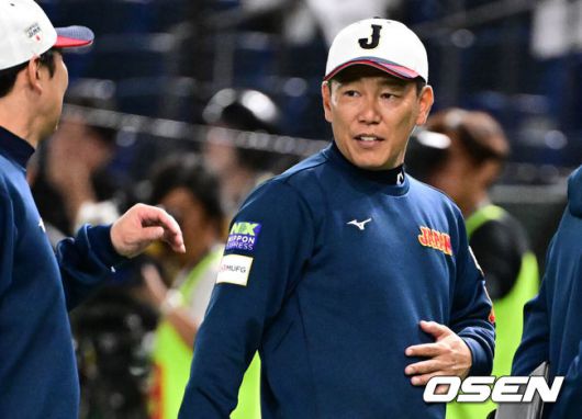 [OSEN=도쿄(일본), 조은정 기자]15일 일본 도쿄돔에서 ‘2025 NAVER K-BASEBALL SERIES’ 대한민국과 일본의 1차전 경기가 열린다.한국은 곽빈, 일본은 소타니 류헤이를 선발투수로 내세웠다.경기를 앞두고 일본 대표팀 이바타 히로카즈 감독이 코치진과 대화를 나누고 있다. 2025.11.15. /cej@osen.co.kr