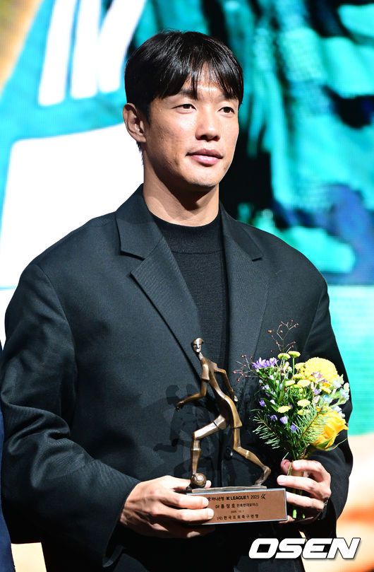 [OSEN=최규한 기자] 1일 오후 서울 홍은동 스위스 그랜드 호텔에서 ‘K리그 어워즈 2025’ 시상식이 열렸다.이날 시상식에는 최우수감독상, 최우수선수상(MVP), 영플레이어상, 베스트11 부문에 뽑힌 각 구단 수상자들과 후보들이 자리를 빛낸다.K리그1 베스트11 수비수 전북 홍정호가 포즈를 취하고 있다. 2025.12.01 / dreamer@osen.co.kr