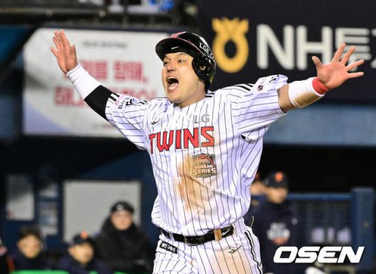 [OSEN=잠실, 이대선 기자] 27일 오후 서울 잠실야구장에서 2025 신한 SOL Bank KBO리그 포스트시즌 한국시리즈 2차전 LG 트윈스와 한화 이글스의 경기가 열렸다.LG는 임찬규, 한화는 류현진을 선발 투수로 내세웠다.2회말 1사 2,3루에서 LG 구본혁의 우중간 2타점 적시타 때 홈을 밟은 박동원이 환호하고 있다. 2025.10.27 /sunday@osen.co.kr