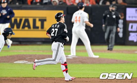 [OSEN=대전, 박준형 기자] 30일 대전 한화생명볼파크에서 2025 신한 SOL Bank KBO리그 포스트시즌 한국시리즈 4차전 한화 이글스와 LG 트윈스의 경기가 열렸다.이날 경기에 한화는 와이스를, LG는 치리노스를 선발투수로 내세웠다. 9회초 무사 1루 LG 박동원이 2점 홈런을 날리고 베이스를 돌고 있다. 2025.10.30 / soul1014@osen.co.kr