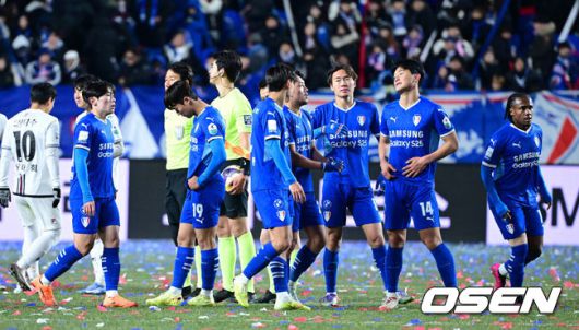 [OSEN=수원월드컵경기장, 최규한 기자] 3일 오후 경기도 수원월드컵경기장에서 ‘K리그 승강 플레이오프(PO)’1차전 수원 삼성과 제주 SK의 경기가 열렸다.이날 경기는 제주가 1-0으로 승리하며 잔류에 청신호를 켰다.경기를 마치고 수원 선수들이 아쉬워하고 있다. 2025.12.03 / dreamer@osen.co.kr