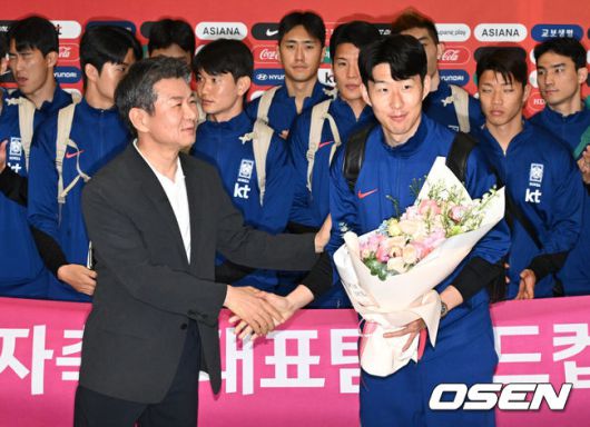 [OSEN=인천공항, 조은정 기자]월드컵 11회 연속 본선 진출에 성공한 한국 축구 국가대표팀이 6일 인천국제공항을 통해 이라크에서 귀국했다.한국은 6일 새벽(한국 시간)이라크 원정서 2-0 승리로 승점 19(5승 4무)점을 확보하면서 월드컵 11회 연속 본선 진출을 확정지었다.정몽규 대한축구협회장(왼쪽)과 축구대표팀 손흥민이 기념촬영을 하고 있다. 2025.06.06 /cej@osen.co.kr