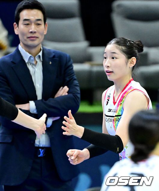 [OSEN=수원, 최규한 기자] 25일 경기도 수원체육관에서 ‘진에어 2025~2026 프로배구 V리그’ 여자부 현대건설과 정관장의 경기가 열렸다.홈팀 현대건설은 11승 6패 승점 34, 방문팀 정관장은 5승 11패 승점 14를 마크하고 있다.경기를 앞두고 정관장 인쿠시가 뭄을 풀고 있다. 2025.12.25 / dreamer@osen.co.kr