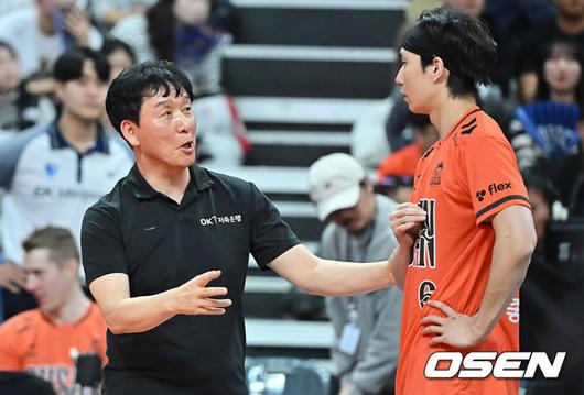 [OSEN=부산, 이석우 기자] 2일 부산 강서실내체육관에서 진에어 2025-2026 V리그 남자부 OK저축은행과 우리카드의 경기가 열렸다. 마우리시오 파에스 감독이 지휘봉을 내려놓은 가운데, 박철우 감독대행이 첫 경기를 치르는 우리카드가 어떤 경기력을 보여줄지 관심이 모아진다.OK저축은행 신영철 감독이 이민규에게 작전 지시를 하고 있다. 2026.01.02 / foto0307@osen.co.kr