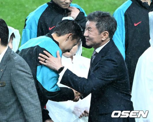 [OSEN=서울월드컵경기장, 이대선 기자] 홍명보감독이 이끄는 대한민국 남자 축구 국가대표팀은 10일 서울월드컵경기장에서 '세계 최강' 브라질을상대로 A매치평가전을 치러이스테방(첼시)과 호드리구(레알 마드리드)에게 나란히 2골을 허용하면서 0-5로 대패했다.한국은 1999년 이후 26년 만에 브라질전 승리를 노렸지만 아무런 저항도 하지 못하면서 무산됐다.경기에 앞서 한국 손흥민이 정몽규 대한축구협회장과 인사를 나누고 있다. 2025.10.10 /sunday@osen.co.kr