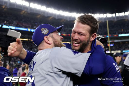 [사진] 2024 월드시리즈 우승 후 클레이튼 커쇼(오른쪽)와 맥스 먼시가 기뻐하고 있다. ⓒGettyimages(무단전재 및 재배포 금지)