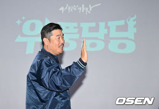 [OSEN=창원, 이석우 기자] NC 다이노스가 5일 마산야구센터 올림픽기념관 공연장에서 2026년 신년회를 개최했다.이번 신년회에는 이진만 대표이사, 임선남 단장, 이호준 감독, 공필성 퓨처스 감독, 주장 박민우를 비롯해 선수, 코칭스태프, 임직원 등 200명이 참가했다.이호준 감독이 2026 시즌 신년회를 마치고 선수들과 하이파이브를 하고 있다. 2026.01.05 / foto0307@osen.co.kr