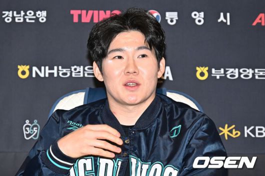 [OSEN=창원, 이석우 기자] NC 다이노스가 5일 마산야구센터 올림픽기념관 공연장에서 2026년 신년회를 개최한다.이번 신년회에는 이진만 대표이사, 임선남 단장, 이호준 감독, 공필성 퓨처스 감독, 주장 박민우를 비롯해 선수, 코칭스태프, 임직원 등 200명이 참가한다.박민우가 기자들과 인터뷰를 갖고 있다. 2026.01.05 / foto0307@osen.co.kr