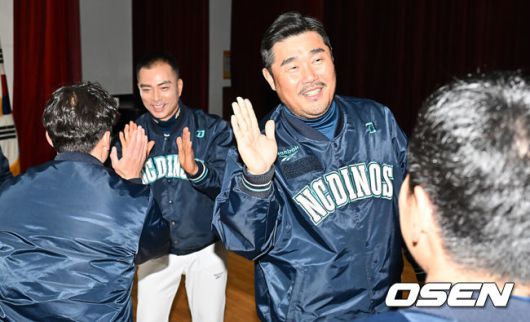 [OSEN=창원, 이석우 기자] NC 다이노스가 5일 마산야구센터 올림픽기념관 공연장에서 2026년 신년회를 개최했다.이번 신년회에는 이진만 대표이사, 임선남 단장, 이호준 감독, 공필성 퓨처스 감독, 주장 박민우를 비롯해 선수, 코칭스태프, 임직원 등 200명이 참가했다.이호준 감독과 공필성 C팀 감독이 선수들과 하이파이브를 하고 있다. 2026.01.05 / foto0307@osen.co.kr