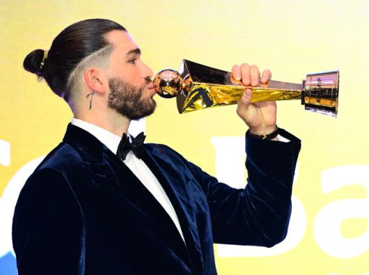 [OSEN=지형준 기자] 24일 오후 서울 잠실 롯데호텔 월드 크리스탈볼룸에서 ‘2025 신한 SOL뱅크 KBO 시상식’이 열렸다.예상대로였다. 한화 이글스 코디 폰세(31)가 2025시즌 MVP로 선정됐다.폰세는기자단 투표 124표 중 96표(76%)를 얻어 23표에 그친 르윈 디아즈(삼성)를 제치고 수상했다. SSG앤더슨, 삼성 후라도, NC 라일리, KT 안현민, 롯데 레이예스가 각각 1표식 얻었다. 폰세는부상으로 The Kia EV6 전기차를 부상으로 받았다.MVP를 수상한 한화 폰세가 트로피에 키스를 하고 있다. 2025.11.24 /jpnews@osen.co.kr