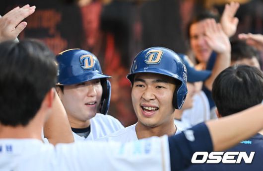 [OSEN=창원, 이석우 기자] 4일 창원NC파크에서 2025 신한 SOL 뱅크 KBO 리그 NC 다이노스와 SSG 랜더스의 경기가 열렸다. 홈팀 NC는 라일리가, 방문팀 SSG는 김광현이 선발 출전했다. NC 다이노스 김휘집이 2회말 무사 1,3루 좌월 3점 홈런을 치고 하이파이브를 하고 있다. 2025.10.04 / foto0307@osen.co.kr