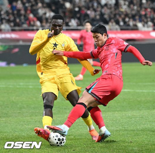 [OSEN=서울월드컵경기장, 이대선 기자] 홍명보호가 어려운 경기 끝에 2025년 마지막 A매치를 승리로 장식했다.홍명보 감독이 이끄는 한국 축구대표팀은 18일 오후 8시 서울월드컵경기장에서 열린11월 A매치 두 번째 친선경기에서'아프리카 강호' 가나를 상대로 1-0 승리했다.내달 2026 국제축구연맹(FIFA) 북중미 월드컵 조 추첨을 앞두고 열리는 마지막 평가전이었다.한국은 가나까지 잡아내면서 사상 최초로월드컵 포트 2를 확정하게 됐다.후반 대한민국 황희찬이 드리블 돌파를 하고 있다. 2025.11.18 /sunday@osen.co.kr