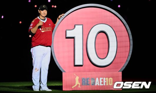 [OSEN=부산, 이석우 기자] 8일 부산 사직구장에서 롯데 자이언츠 이대호의 은퇴 및 영구결번식이 열렸다.롯데 자이언츠 이대호가 영구결번 된 자신의 등번호 10 표지판에서 포즈를 취하고 있다. 2022.10.08 / foto0307@osen.co.kr