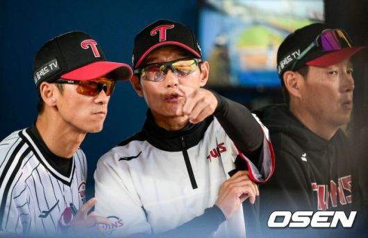 [OSEN=잠실,박준형 기자] 18일 오후 서울 잠실구장에서 2023 신한은행 SOL KBO리그 LG 트윈스와 KT 위즈의 경기가 진행됐다.3회말 무사 2루 LG 염경엽 감독이 김경태 투수 코치와 이야기를 나누고 있다.    2023.05.18 / soul1014@osen.co.kr