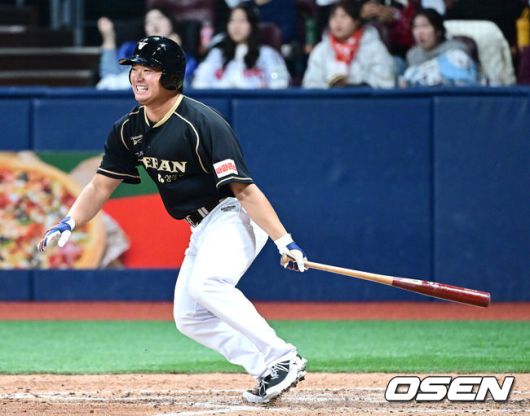 [OSEN=고척, 최규한 기자] 30일 오후 서울 고척스카이돔에서 '더 제너레이션 매치’가 열렸다. 이번 경기는 '세대를 잇는 한판 승부'를 콘셉트로 팀 베테랑에는 김현수, 양의지, 강민호, 임찬규, 박건우 등이 포진하며, 팀 라이징에는 원태인, 안현민, 이의리, 김영웅, 김택연 등이 출전한다. 7회말 고우석이 타석에 들어서 타격을 펼치고 있다. 2025.11.30 / dreamer@osen.co.kr