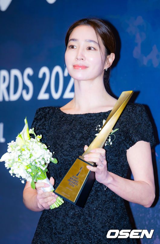 [OSEN=민경훈 기자] 6일 서울 장충동 신라호텔에서 ‘2025 대한민국 퍼스트브랜드 대상’ 시상식이 열렸다.이번 시상식은 매년 대규모 소비자 조사를 통해 한 해를 이끌어갈 브랜드를 선정한다. 배우 이민정이 포즈를 취하고 있다. 2026.01.06 / rumi@osen.co.kr