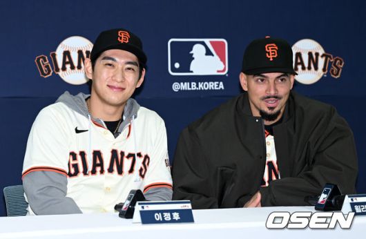 [OSEN=이천, 이대선 기자] 7일 오후 경기 이천 LG 챔피언스파크에서 샌프란시스코 자이언츠 미디어데이가 열렸다.샌프란시스코 구단은 이정후와 비텔로 감독, 윌리 아다메스가 참여하는 방한 프로그램을 진행 중이다. 이번 샌프란시스코의 한국 방문에는 래리 베어 CEO, 버스터 포지 사장, 잭 미나시안 단장 등 구단 주요 인사들이 함께한다.샌프란시스코 이정후, 윌리 아다메스가 취재진의 질문을 듣고 있다. 2026.01.07 /sunday@osen.co.kr