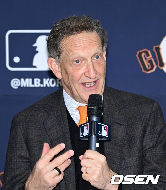 [OSEN=이천, 이대선 기자] 7일 오후 경기 이천 LG 챔피언스파크에서 샌프란시스코 자이언츠 미디어데이가 열렸다.샌프란시스코 구단은 이정후와 비텔로 감독, 윌리 아다메스가 참여하는 방한 프로그램을 진행 중이다. 이번 샌프란시스코의 한국 방문에는 래리 베어 CEO, 버스터 포지 사장, 잭 미나시안 단장 등 구단 주요 인사들이 함께한다.샌프란시스코 래리 베어 CEO가 취재진 질문에 답을 하고 있다. 2026.01.07 /sunday@osen.co.kr