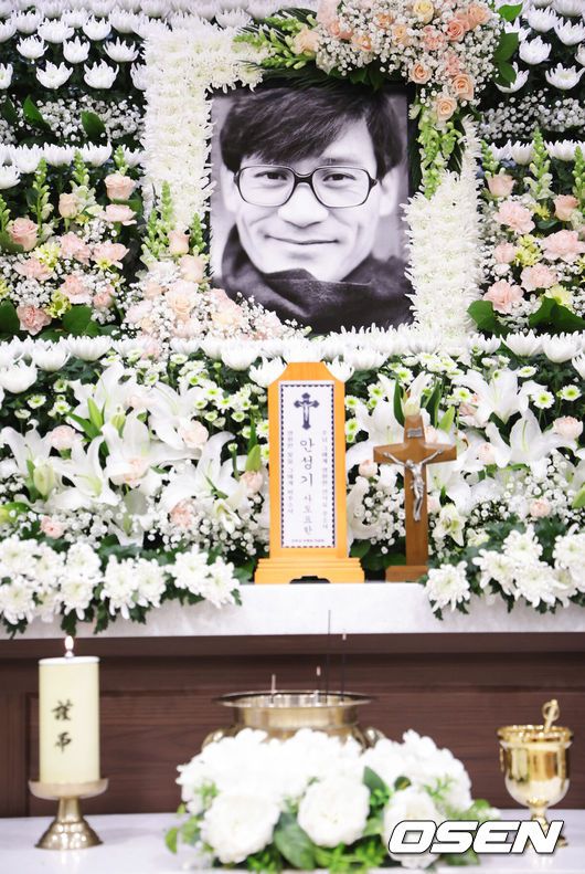 [OSEN=사진팀] '국민 배우' 안성기가 5일 별세했다. 향년 74세.5일 안성기 소속사 아티스트컴퍼니는 “안성기 배우께서 2026년 1월 5일 오전 9시 향년 74세로 별세했다”고 밝혔다.장례는 (재)신영균예술문화재단과 (사)한국영화배우협회 주관으로 영화인장으로 진행될 예정이며 명예장례위원장 신영균, 배창호 감독, 한국영화배우협회 이갑성 이사장, 신영균예술문화재단 직무대행 신언식, 한국영화인협회 양윤호 이사장 등 4인이 공동장례위원장을 맡아 장례를 진행할 예정이다. 또한 아티스트컴퍼니에서 한솥밥을 먹는 동료이자 영화인 후배인 이정재 정우성 등의 운구로 고인의 마지막 길을 배웅한다.안성기의 빈소는 서울성모병원 장례식장 31호실에 마련되며 발인은 오는 9일 오전 6시 엄수된다. 장지는 양평 별그리다다. / photo@osen.co.kr<사진=사진공동취재단>