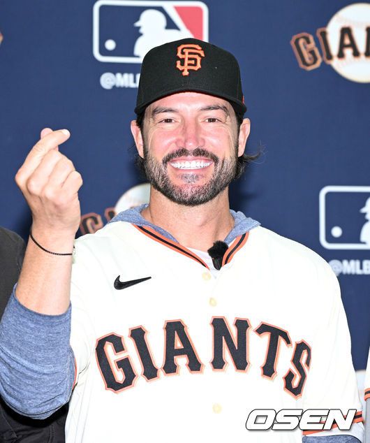 [OSEN=이천, 이대선 기자] 7일 오후 경기 이천 LG 챔피언스파크에서 샌프란시스코 자이언츠 미디어데이가 열렸다.샌프란시스코 구단은 이정후와 비텔로 감독, 윌리 아다메스가 참여하는 방한 프로그램을 진행 중이다. 이번 샌프란시스코의 한국 방문에는 래리 베어 CEO, 버스터 포지 사장, 잭 미나시안 단장 등 구단 주요 인사들이 함께한다.샌프란시스코 토니 비텔로 감독이 기념촬영을 하고 있다. 2026.01.07 /sunday@osen.co.kr