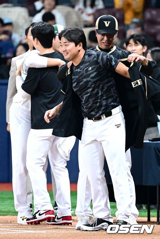 [OSEN=고척, 최규한 기자] 30일 오후 서울 고척스카이돔에서 '더 제너레이션 매치’가 열렸다. 이번 경기는 '세대를 잇는 한판 승부'를 콘셉트로 팀 베테랑에는 김현수, 양의지, 강민호, 임찬규, 박건우 등이 포진하며, 팀 라이징에는 원태인, 안현민, 이의리, 김영웅, 김택연 등이 출전한다. 메이저리거 김혜성과 고우석이 경기에 나서 유니폼을 입고 있다. 2025.11.30 / dreamer@osen.co.kr