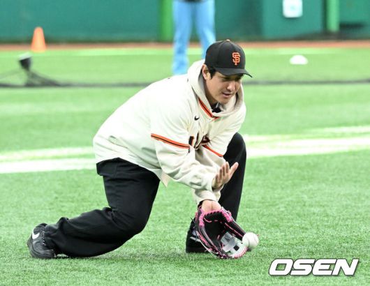 [OSEN=이천, 이대선 기자] 7일 오후 경기 이천 LG 챔피언스파크에서 샌프란시스코 자이언츠 미디어데이가 열렸다.샌프란시스코 구단은 이정후와 비텔로 감독, 윌리 아다메스가 참여하는 방한 프로그램을 진행 중이다. 이번 샌프란시스코의 한국 방문에는 래리 베어 CEO, 버스터 포지 사장, 잭 미나시안 단장 등 구단 주요 인사들이 함께한다.샌프란시스코 황재균이 야구 클리닉을 진행하고 있다. 2026.01.07 /sunday@osen.co.kr