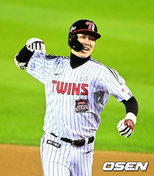 [OSEN=잠실, 지형준 기자] 27일 오후 서울 잠실야구장에서 2025 신한 SOL Bank KBO리그 포스트시즌 한국시리즈 2차전 LG 트윈스와 한화 이글스의 경기가 열렸다. LG는 임찬규, 한화는 류현진을 선발 투수로 내세웠다. 2회말 1사 2루에서 LG 홍창기가 역전 1타점 우중간 적시타를 날리며 기뻐하고 있다. 2025.10.27 /jpnews@osen.co.kr