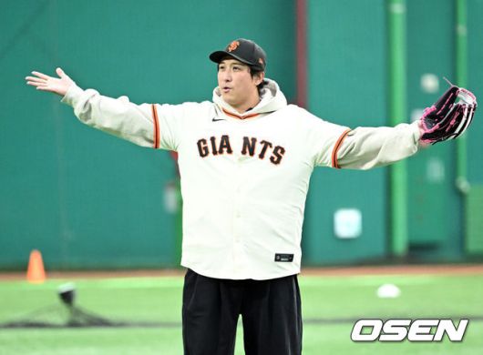 [OSEN=이천, 이대선 기자] 7일 오후 경기 이천 LG 챔피언스파크에서 샌프란시스코 자이언츠 미디어데이가 열렸다.샌프란시스코 구단은 이정후와 비텔로 감독, 윌리 아다메스가 참여하는 방한 프로그램을 진행 중이다. 이번 샌프란시스코의 한국 방문에는 래리 베어 CEO, 버스터 포지 사장, 잭 미나시안 단장 등 구단 주요 인사들이 함께한다.샌프란시스코 황재균이 야구 클리닉을 진행하고 있다. 2026.01.07 /sunday@osen.co.kr