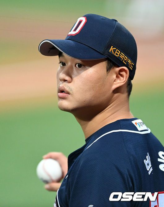 [OSEN=고척, 지형준 기자] 15일 오후 서울 고척스카이돔에서 ‘2021 신한은행 SOL KBO리그’ 키움 히어로즈와 두산 베어스의 경기가 열렸다.두산 박웅이 8회말 수비를 준비하고 있다.2021.08.15 /jpnews@osen.co.kr