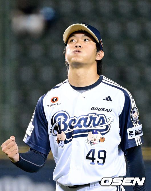 [OSEN=잠실, 최규한 기자] 22일 서울 잠실야구장에서 ‘2025 신한 SOL Bank KBO리그’ 두산 베어스와 KT 위즈의 경기가 열렸다.홈팀 두산은 최민석, 방문팀 KT는 헤이수스를 선발로 내세웠다.7회초 KT 공격을 삼자범퇴로 막아낸 두산 투수 박신지가 더그아웃으로 향하며 기뻐하고 있다. 2025.08.22 / dreamer@osen.co.kr