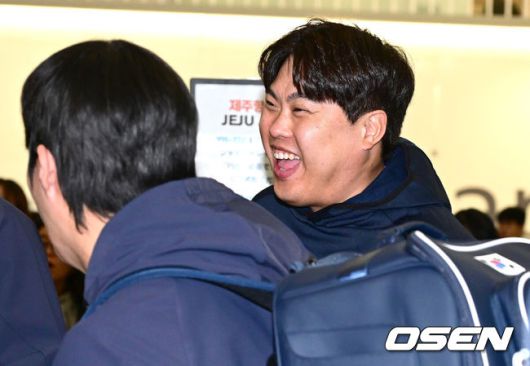 [OSEN=인천공항, 최규한 기자] 류지현 감독이 이끄는 한국 야구대표팀이 오는 3월 열리는 WBC를 준비하기 위해 9일 오전 인천공항을 통해 미국령 사이판으로 출국했다.류지현호는 9일부터 21일까지 사이판에서 1차 전지훈련 담금질에 나선다.대표팀 류현진이 출국 수속을 앞두고 동료들과 대화를 나누고 있다. 2026.01.09 / dreamer@osen.co.kr