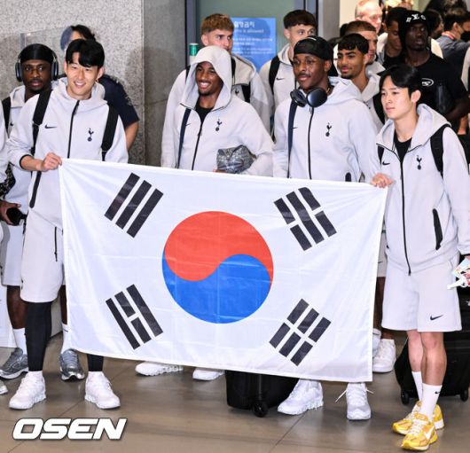 [OSEN=인천공항, 조은정 기자]토트넘 선수단이 1일 오후 인천국제공항을 통해 입국했다. 토트넘은 오는 3일 서울월드컵경기장에서 뉴캐슬(잉글랜드)과 2025 쿠팡플레이 시리즈 2경기를 치른다.토트넘 손흥민, 양민혁이 태극기를 들고 기념 촬영을 하고 있다. 2025.08.01 /cej@osen.co.kr