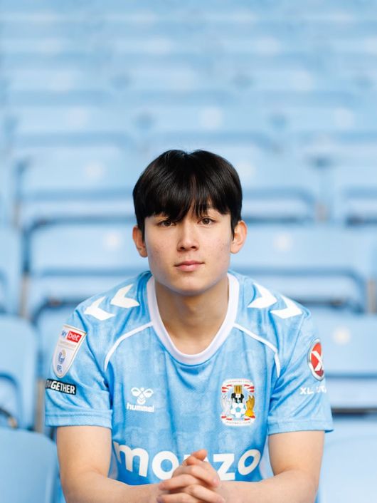 [OSEN=안양, 지형준 기자] 2일 오후 안양종합운동장에서‘2025쿠팡플레이 시리즈’ 토트넘 훗스퍼 오픈 트레이닝이 열렸다.이날 오전에 열린 기자회견에서 손흥민은 토트넘과 이별을 발표했다. 토트넘은 3일 오후 8시 서울월드컵경기장에서 쿠팡플레이 시리즈 2차전 뉴캐슬 유나이티드와 친선 경기를 가진다. 손흥민의 토트넘 소속 마지막 경기일 수도 있다.토트넘 양민혁, 손흥민이 훈련을 하고 있다. 2025.08.02 / jpnews@osen.co.kr