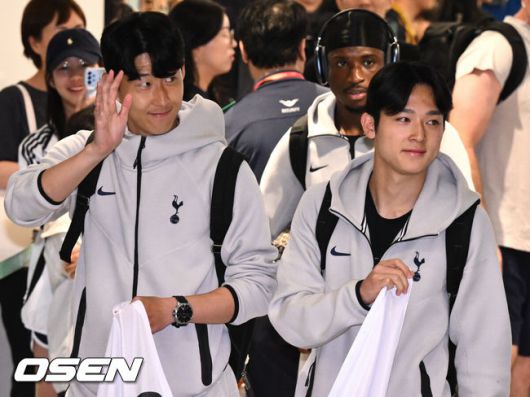 [OSEN=인천공항, 조은정 기자]토트넘 선수단이 1일 오후 인천국제공항을 통해 입국했다. 토트넘은 오는 3일 서울월드컵경기장에서 뉴캐슬(잉글랜드)과 2025 쿠팡플레이 시리즈 2경기를 치른다.토트넘 손흥민, 양민혁이 태극기를 들고 입국장을 나서고 있다.2025.08.01 /cej@osen.co.kr