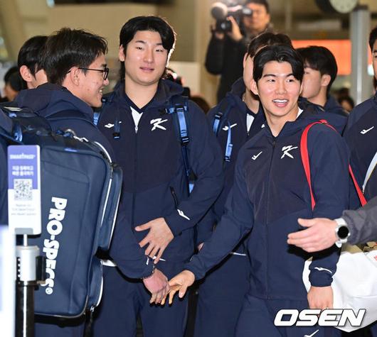 [OSEN=인천공항, 최규한 기자] 류지현 감독이 이끄는 한국 야구대표팀이 오는 3월 열리는 WBC를 준비하기 위해 9일 오전 인천공항을 통해 미국령 사이판으로 출국했다.류지현호는 9일부터 21일까지 사이판에서 1차 전지훈련 담금질에 나선다.대표팀 김혜성과 안현민이 인사를 나누고 있다. 2026.01.09 / dreamer@osen.co.kr